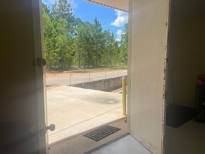 More Photos Of 716 Lakeside Dr W, Mobile Office For Lease