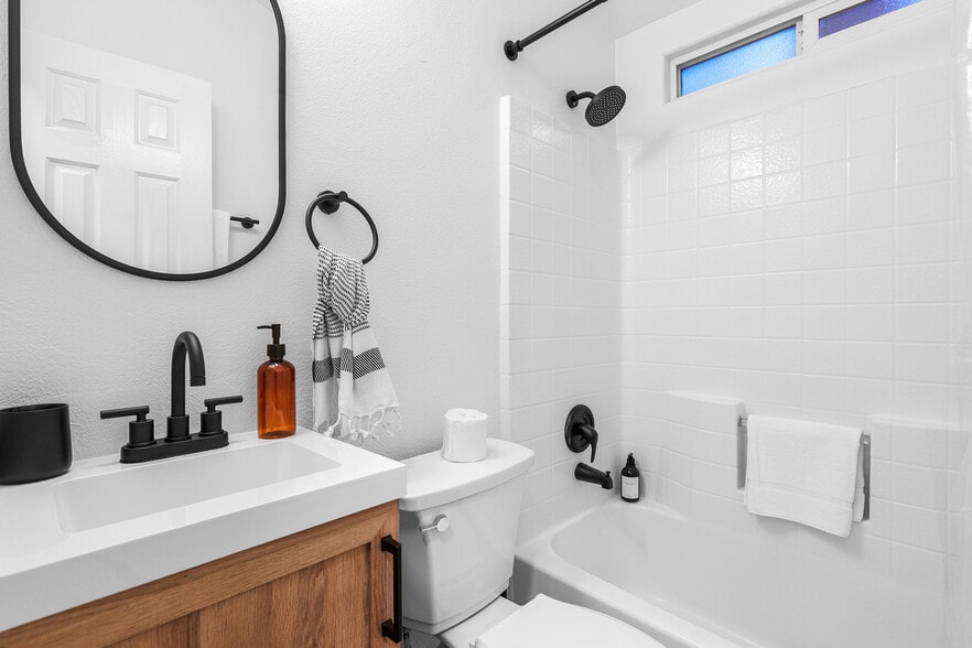 More Photos Of 4727 Dunsmuir Ave, Dunsmuir Hotel For Sale