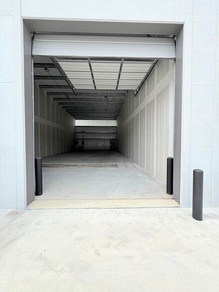 More Photos Of 23645 Gosling Rd, Spring Showroom For Lease