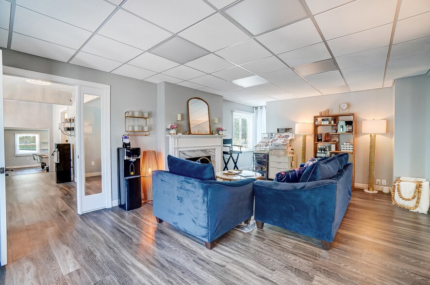 More Photos Of 235 W Franklin St, Centerville Storefront Retail Office For Lease