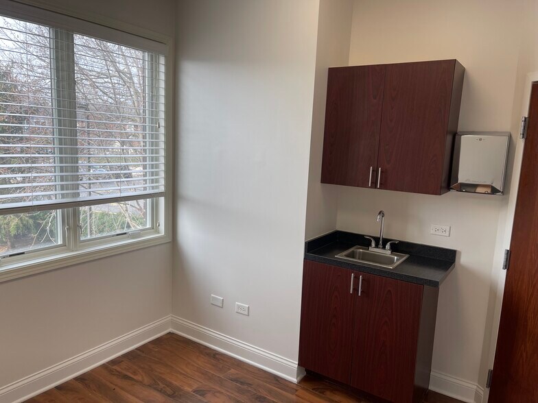 More Photos Of 114 W Rockland Rd, Libertyville Office For Lease