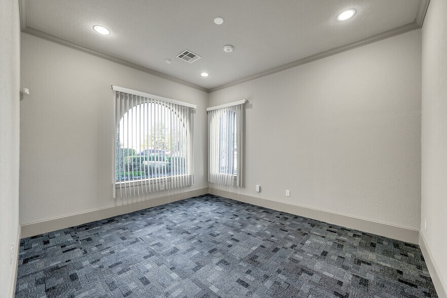 More Photos Of 250 Ed English Dr, Shenandoah Office For Sale