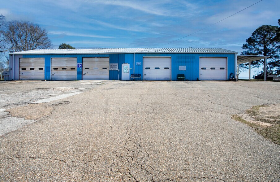 More Photos Of 1011 Redbud, Overton Warehouse For Sale