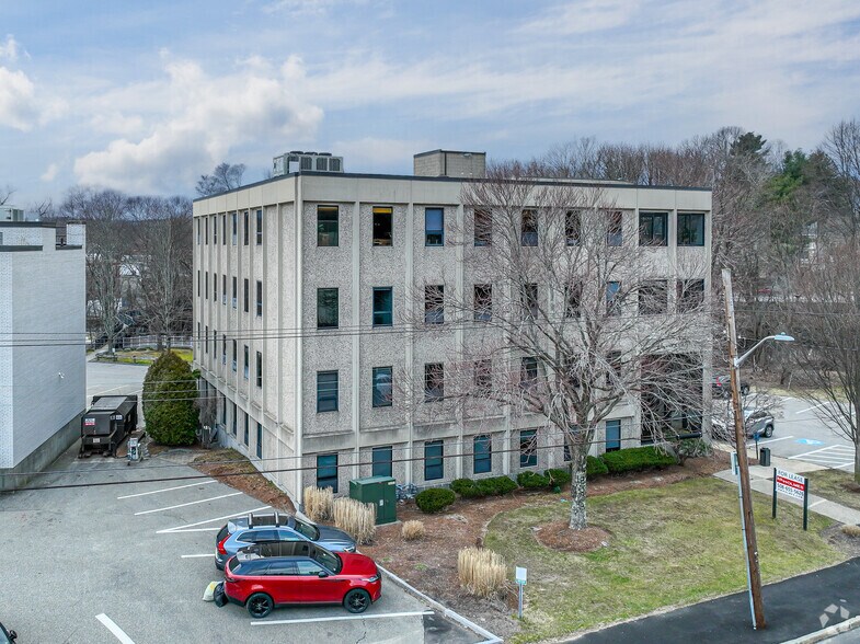 More Photos Of 15 Walnut St, Wellesley Office For Lease