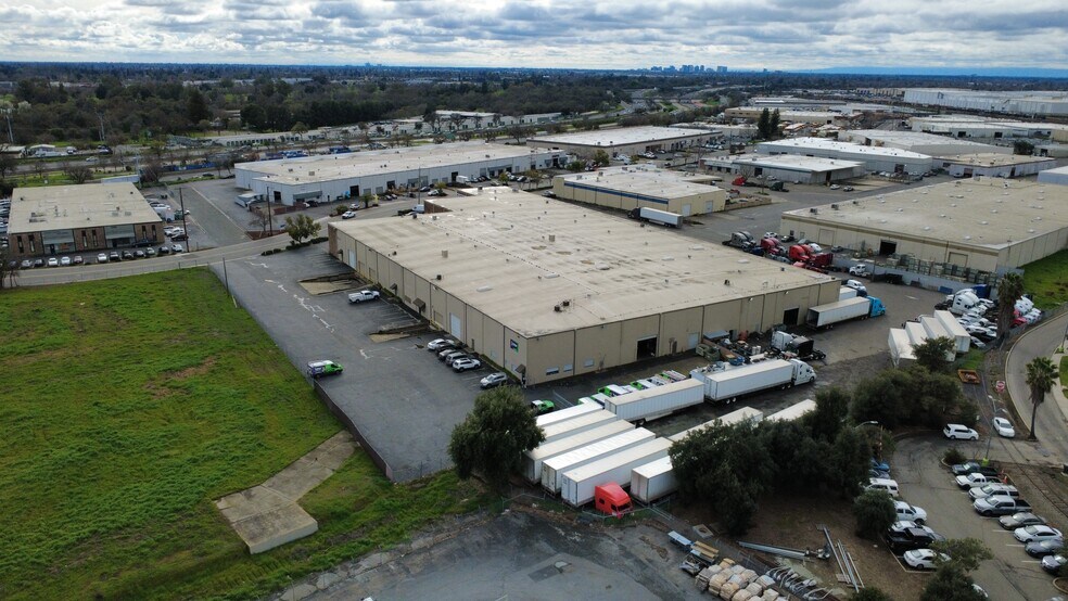More Photos Of 3301-3325 Orange Grove Ave, North Hghlds, North Highlands Warehouse For Sale