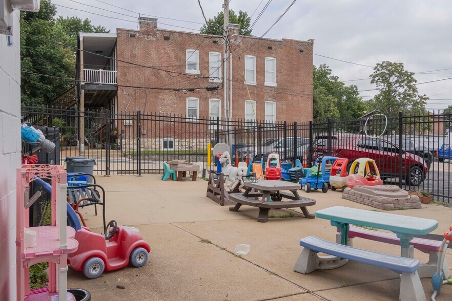More Photos Of 6831 Manchester Ave, Saint Louis Freestanding For Sale