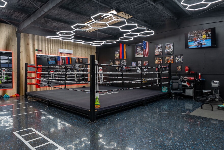 More Photos Of 501 Interstate Ct, Sarasota Warehouse For Sale
