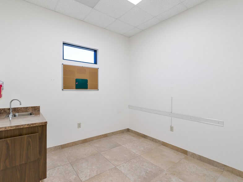 More Photos Of 714 S Peek Rd, Katy Medical For Lease