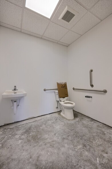 More Photos Of 84 Doe Run Rd, Manheim Medical For Lease