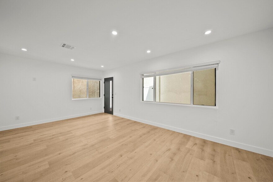 More Photos Of 11488 Burbank Blvd, North Hollywood Flex For Sale