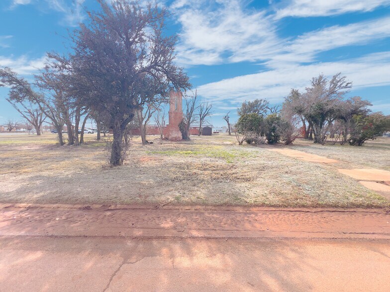 More Photos Of 1015 E Broadway St, Altus Land For Sale