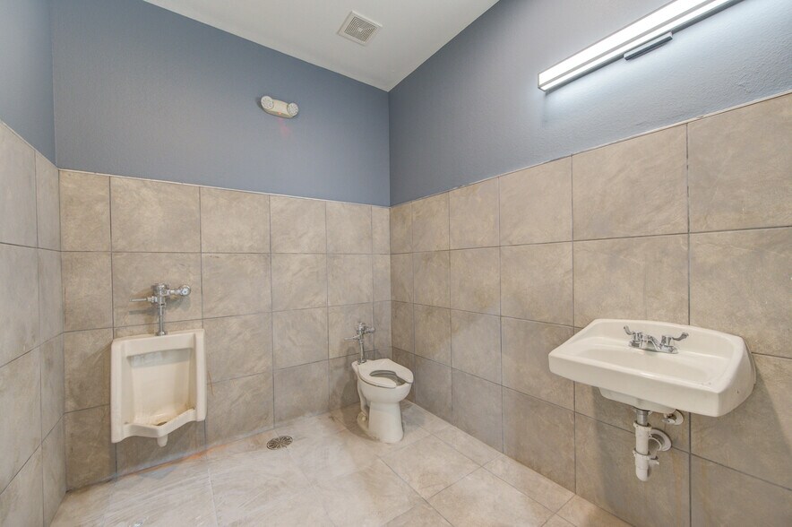 More Photos Of 6409 Eddie Dr, Humble Warehouse For Sale