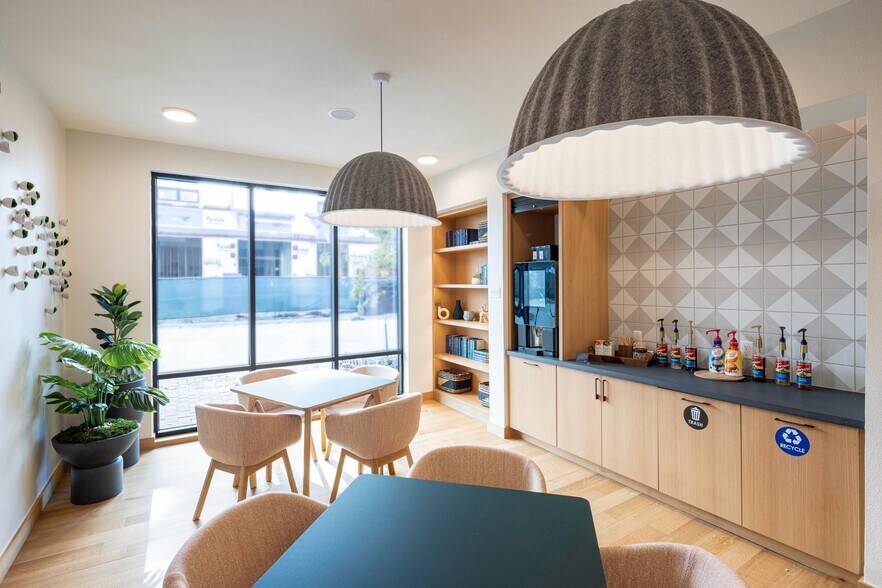 More Photos Of 1911 Philomena St, Austin Apartments For Lease