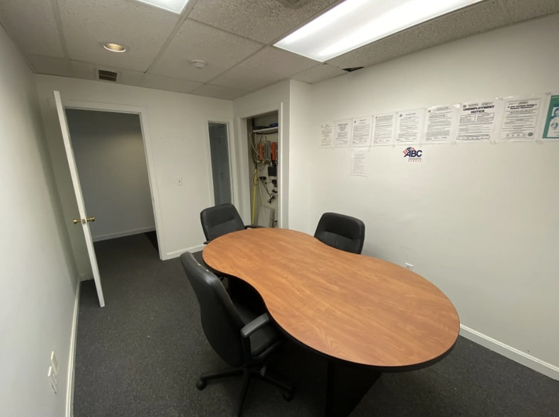 More Photos Of 4 Birch St, Derry Office For Sale