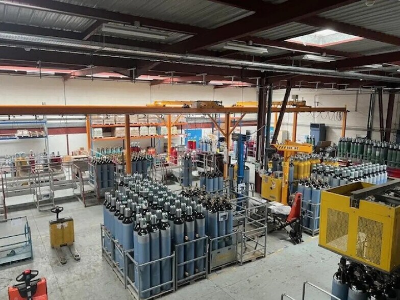 More Photos Of 697 Rue Fourny, Buc Warehouse For Lease