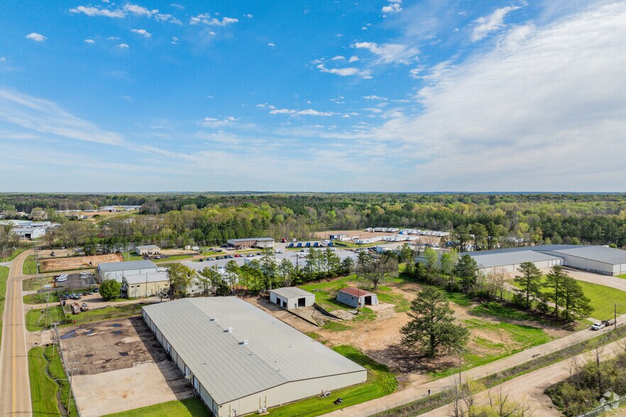 More Photos Of 1014 Industrial Park Dr, Clinton Warehouse For Lease