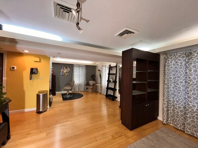 More Photos Of 110 Ponemah Rd, Amherst Freestanding For Sale