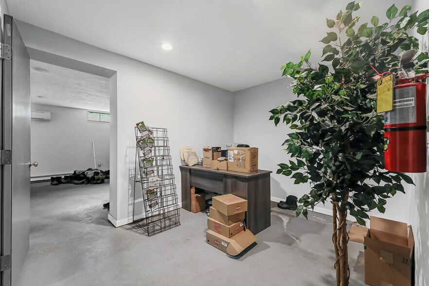 More Photos Of 13390 Ravenna Ave NE, Hartville Flex For Sale
