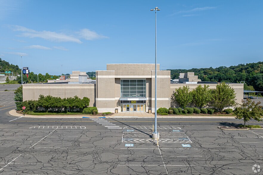 More Photos Of 575 Union St, Waterbury Department Store For Lease