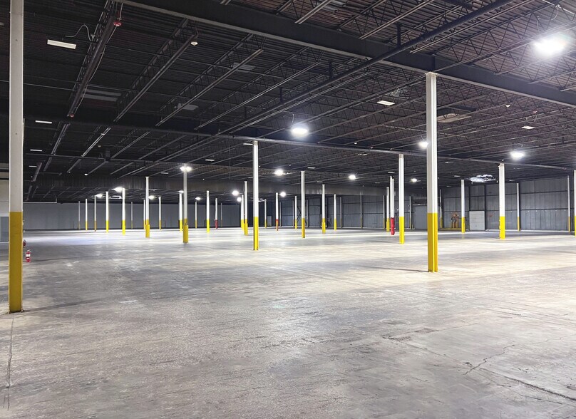 More Photos Of 1010-1050 Sesame St, Bensenville Warehouse For Lease