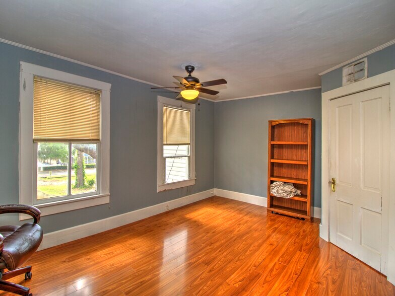 More Photos Of 944 E Silver Springs Blvd, Ocala Office For Sale