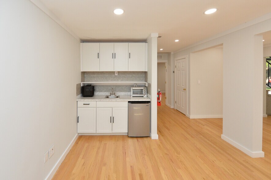 More Photos Of 24 Farview Ter, Paramus Office For Sale