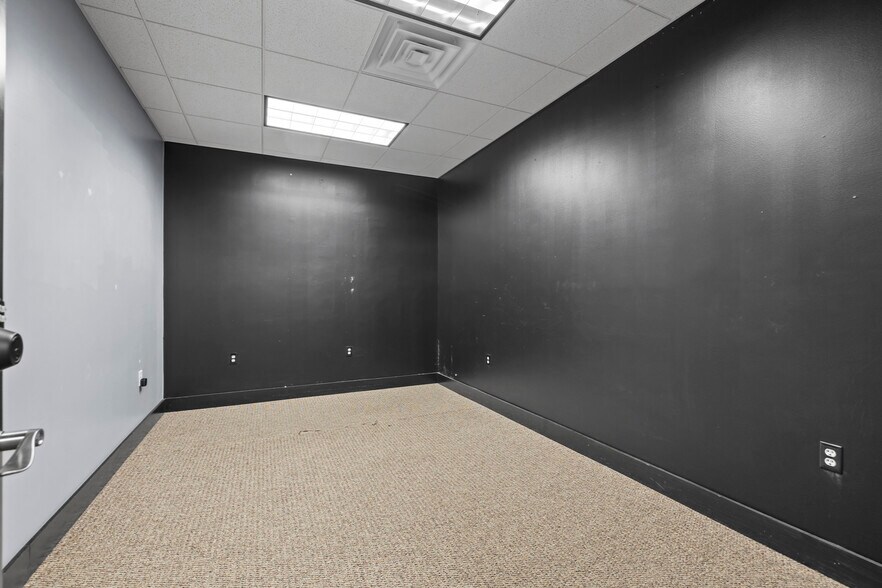 More Photos Of 4487 Bents Dr, Windsor Light Manufacturing For Lease