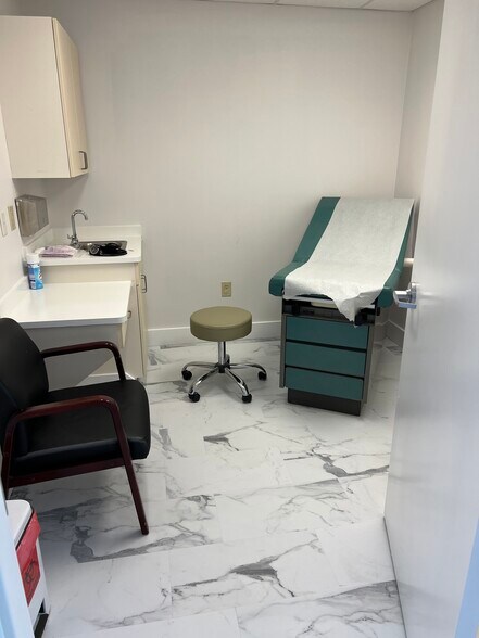 More Photos Of 14 Oak Forest Rd, Bluffton Medical For Sale