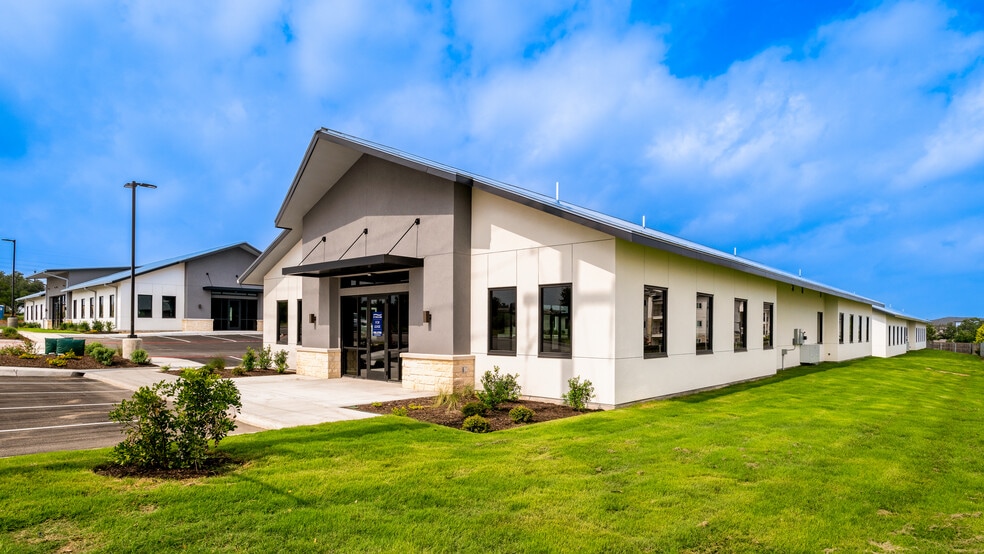 More Photos Of 211 Crossing Ave, San Antonio Office For Sale