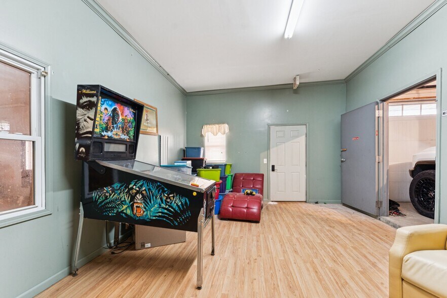 More Photos Of 630 W Elkhorn St, Arlington Freestanding For Sale