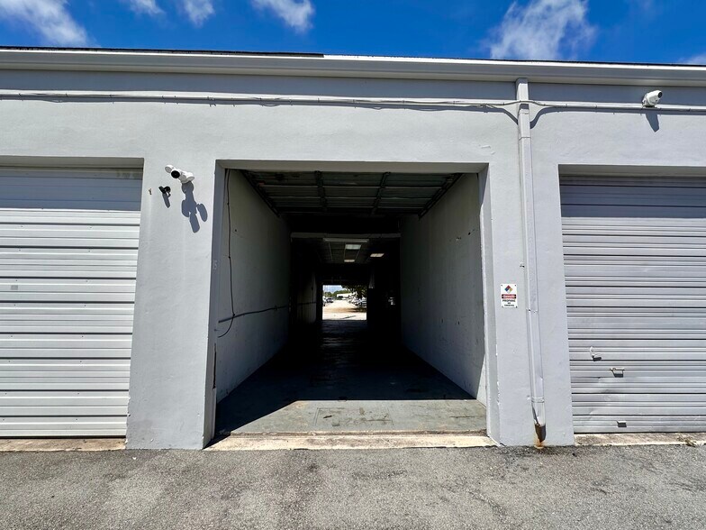 More Photos Of 4324-4340 NE 11th Ave, Oakland Park Warehouse For Lease