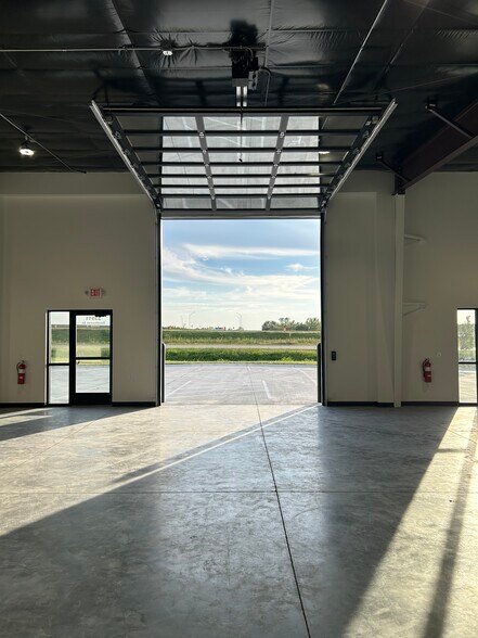 More Photos Of 23911 Southwest St, Waterloo Light Manufacturing For Lease