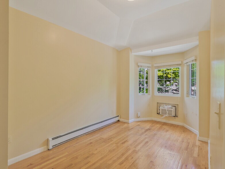 More Photos Of 8666 Midland Pky, Jamaica Multifamily For Sale