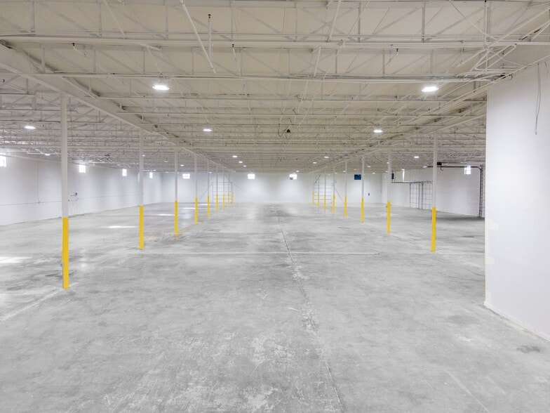 More Photos Of 8811 John W Carpenter Fwy, Dallas Warehouse For Lease