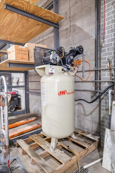 More Photos Of 456 Walker St, Fairview Light Distribution For Lease