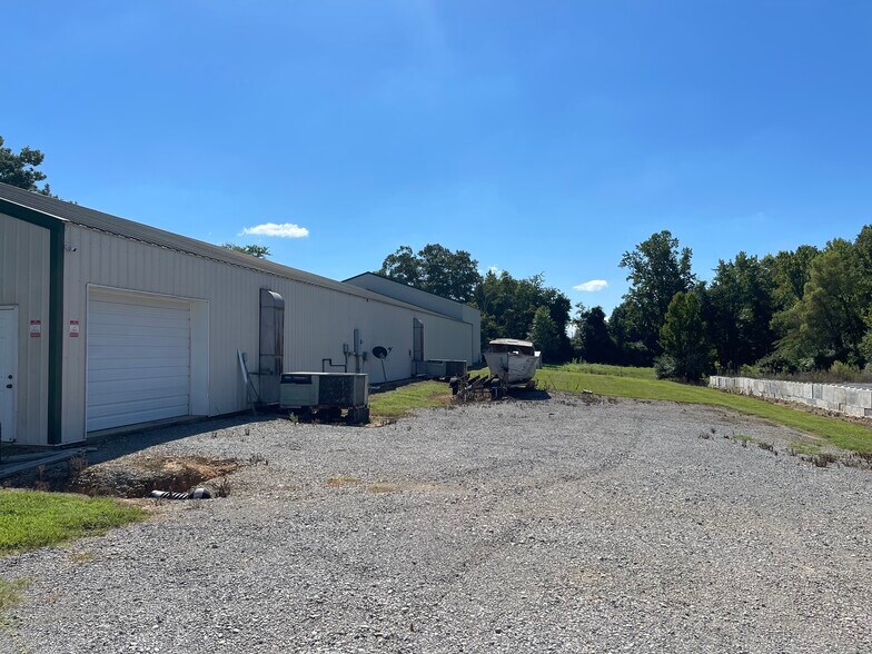 More Photos Of 653 Lakeway Dr, Russell Springs Showroom For Sale