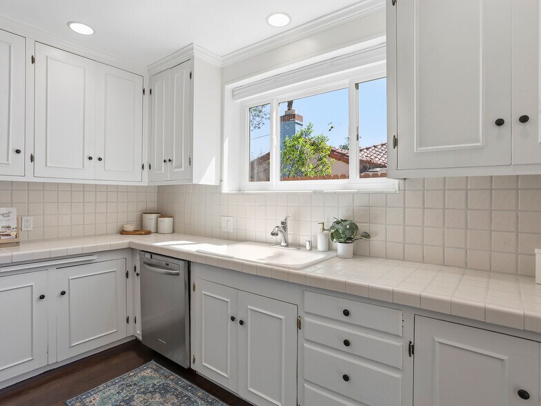 More Photos Of 5233 Lemp Ave, North Hollywood Multifamily For Sale