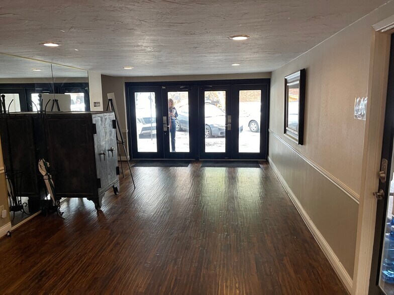 More Photos Of 207 W Hickory St, Denton Office For Sale