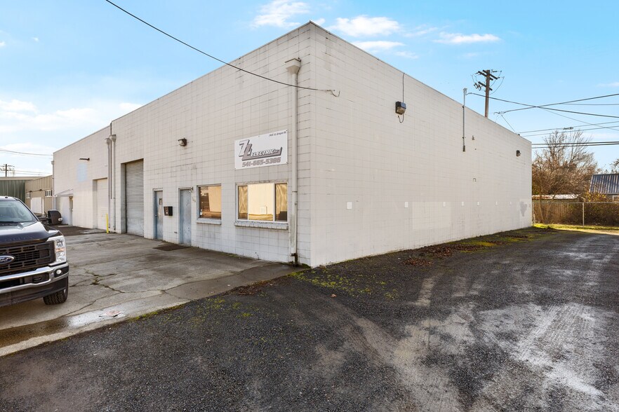More Photos Of 744 S Grape St, Medford Industrial For Sale
