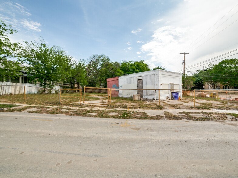 More Photos Of 2602 N Flores St, San Antonio Restaurant For Sale