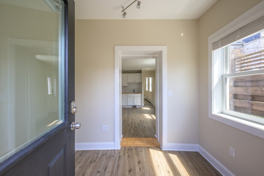 More Photos Of 237 Warren St, Hudson Storefront Retail Residential For Sale