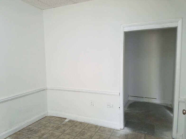 More Photos Of 18775 N Frederick Rd, Gaithersburg Warehouse For Lease