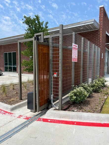 More Photos Of 4480 Alpha Rd, Dallas Flex For Lease