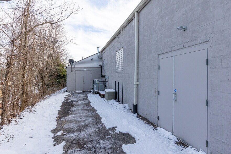 More Photos Of 5920-5924 Steubenville Pike, McKees Rocks Storefront For Lease