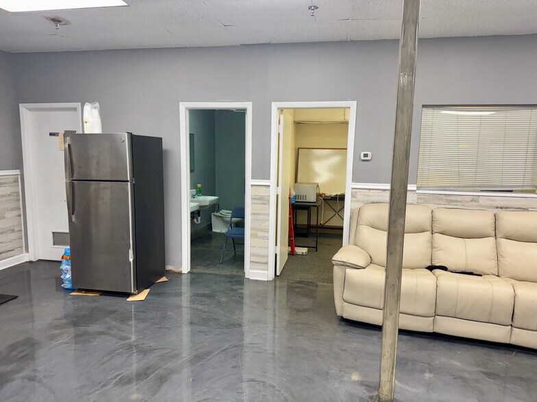 More Photos Of 13755 U.S. Highway 19 N, Clearwater Warehouse For Lease