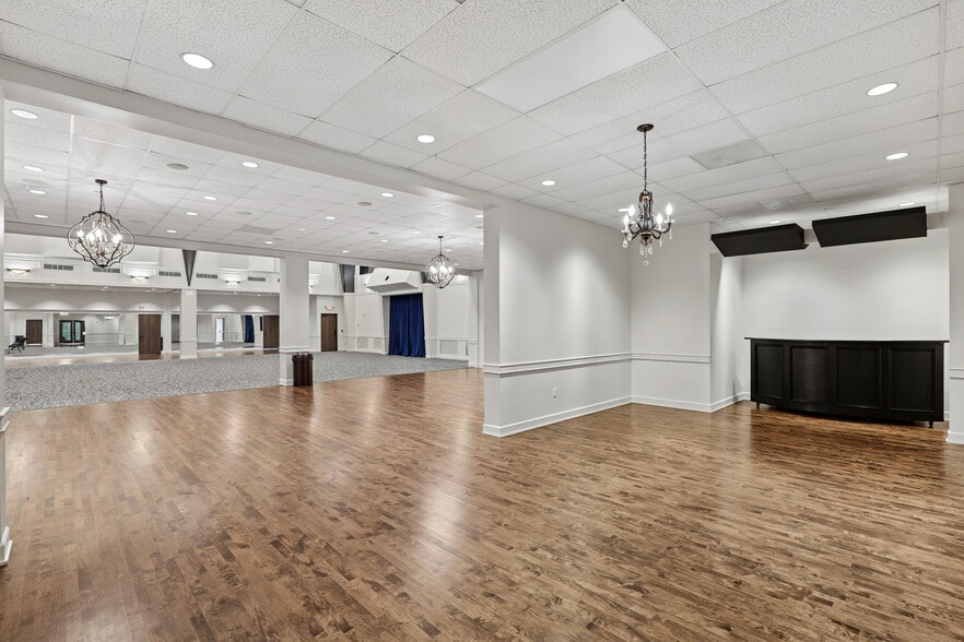 More Photos Of 804 Russell Palmer Rd, Kingwood Theater Concert Hall For Sale