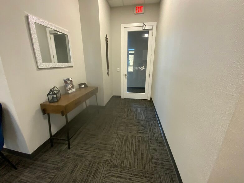 More Photos Of 320 S Oak St, Roanoke Medical For Lease