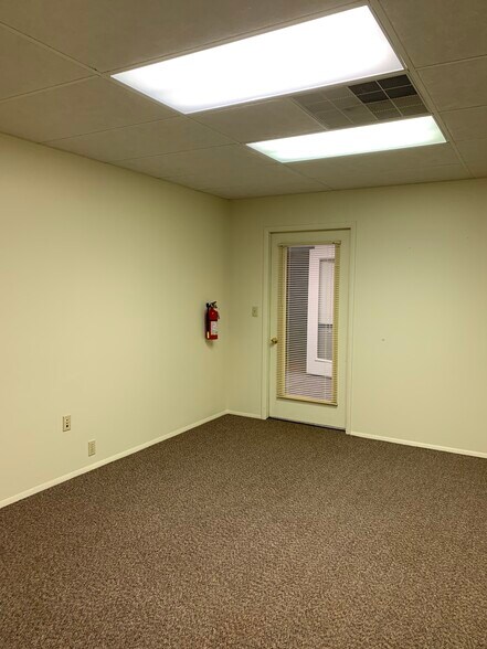 More Photos Of 817 Kilbourne St, Bellevue Medical For Lease