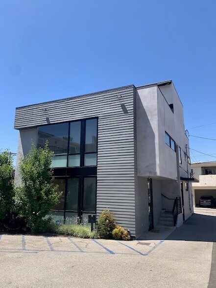 Primary Photo Of 13721 Ventura Blvd, Sherman Oaks Loft Creative Space For Lease