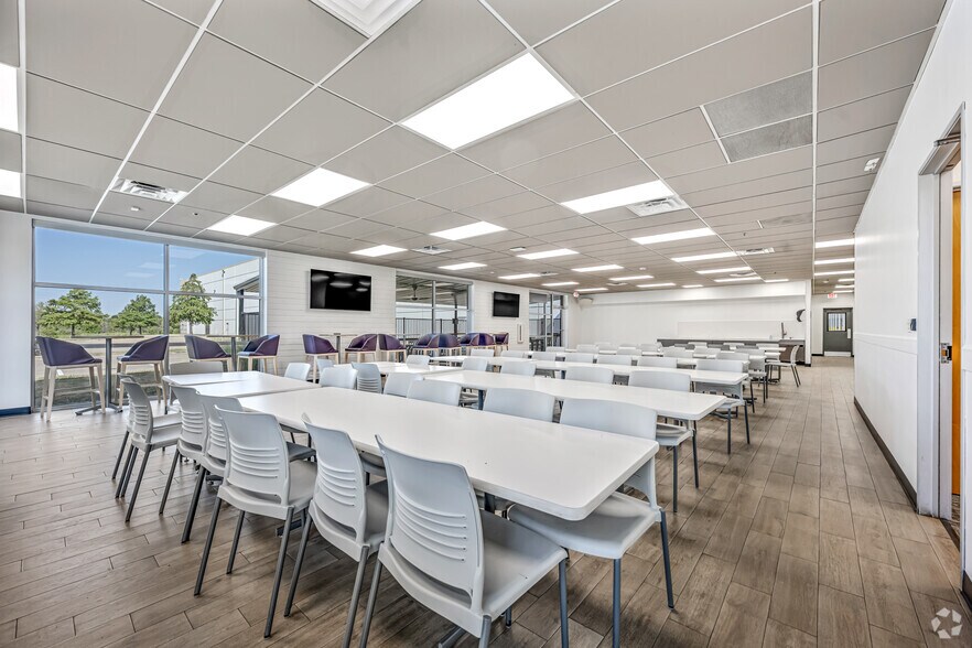 More Photos Of 4715 Mountain Creek Pky, Dallas Manufacturing For Lease